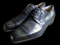 Berluti patine gris en degrade, rehausse noir sur les ombres et contours...