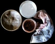 crème, cirage chiffon un peu d'eau... et du courage pour réaliser votre glaçage sur vos souliers...